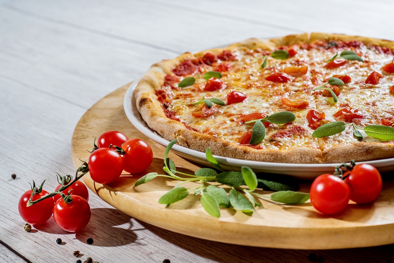 Pizza på ett serveringsfat