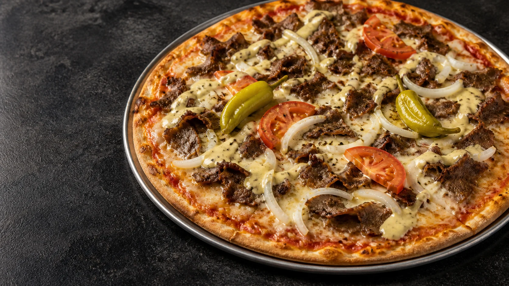 Pizza med ost, tomat, lök, feferoni och bearnaisesås